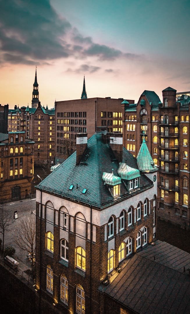 Historische Backsteingebäude im Hamburger Kontorhausviertel bei Sonnenuntergang. Ein Bild für die Tradition und Solidität der **PENSIONSKASSE der Hamburger Hochbahn Aktiengesellschaft -VVaG-**.